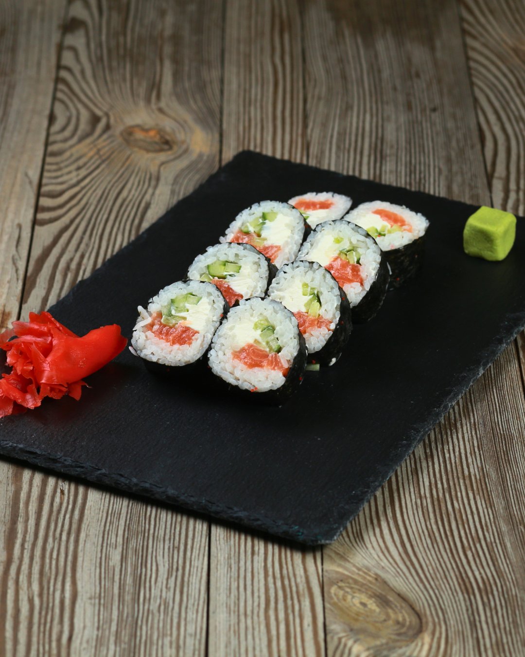 ФутоМакі зі слабосолоним лососем